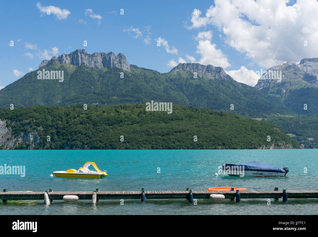 Piccole imbarcazioni turistiche sul Lac d'Annecy nel sud della Francia nella parte anteriore delle alpi francesi. Foto Stock