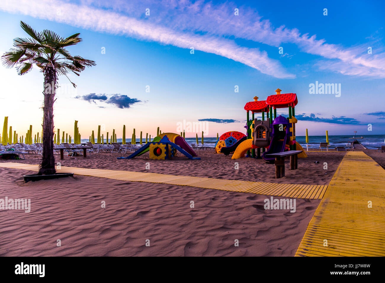 Parco Giochi Per Bambini In Spiaggia Con Pavimentazione E Un