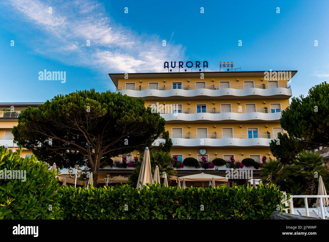 Vista anteriore del Aurora 1928 hotel sulla spiaggia di Jesolo, Italia. Foto Stock