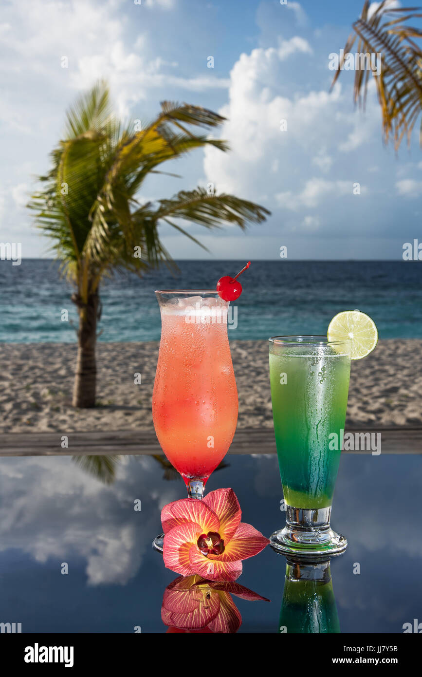 Due cocktail in un mare di fiori di Pentecoste Foto Stock