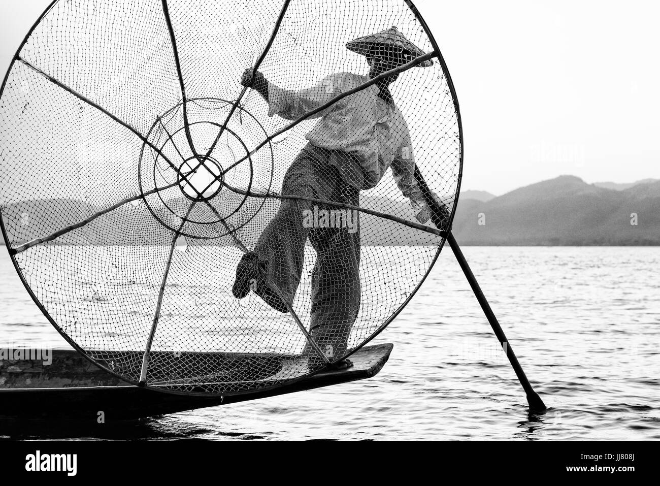 Gamba-canottaggio pescatore di Lago Inle, stato shan, myanmar Foto Stock