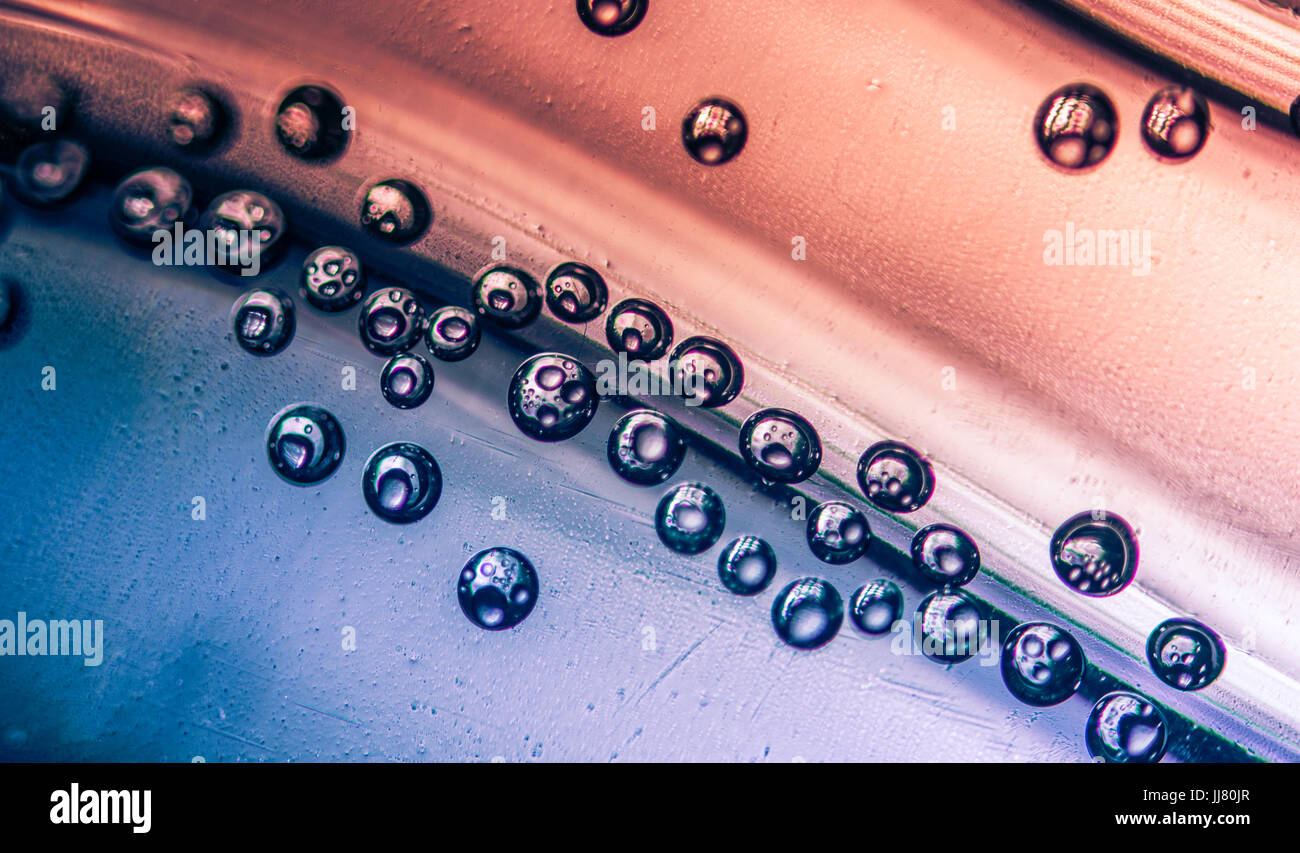Minuscole gocce di acqua fotografato con un obiettivo macro per catturare il dettaglio delle bolle molto piccole e le piccole gocce di acqua che si è formata all'interno della bottiglia Foto Stock