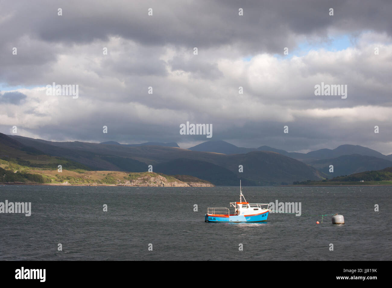 Barca da pesca sul Loch Ginestra, Ullapool, Ross-shire, Highlands scozzesi, Scotland, Regno Unito Foto Stock