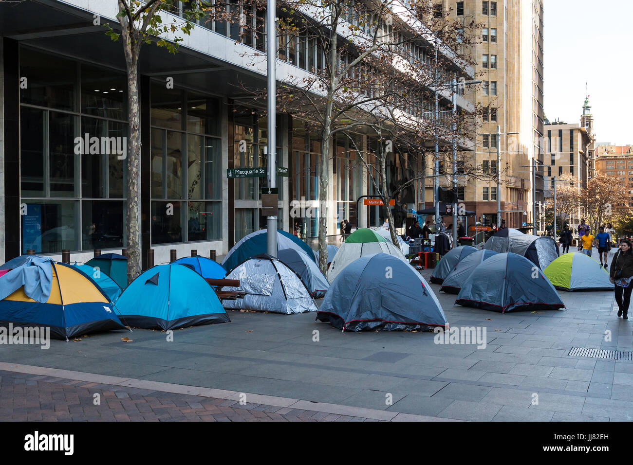 Persone senza dimora nelle loro tende accampati fuori della Reserve Bank of Australia, Martin Place, Sydney, Australia. Foto Stock