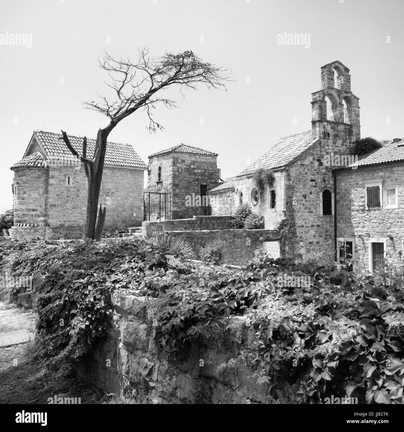 La chiesa nella città vecchia di Budva, Montenegro. Immagine in bianco e nero Foto Stock