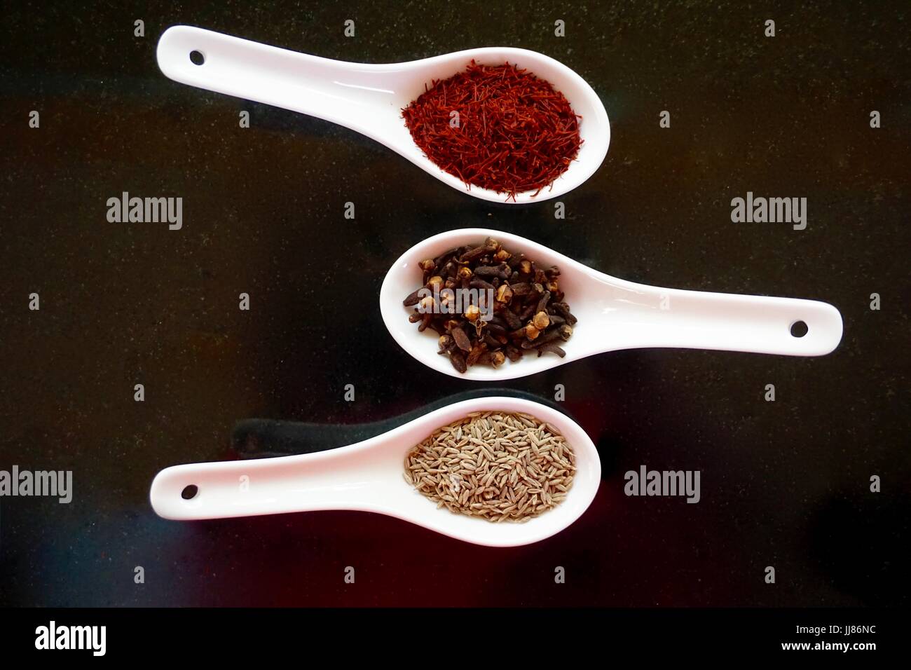 Spezie Indiane visualizzati in cucchiai Foto Stock