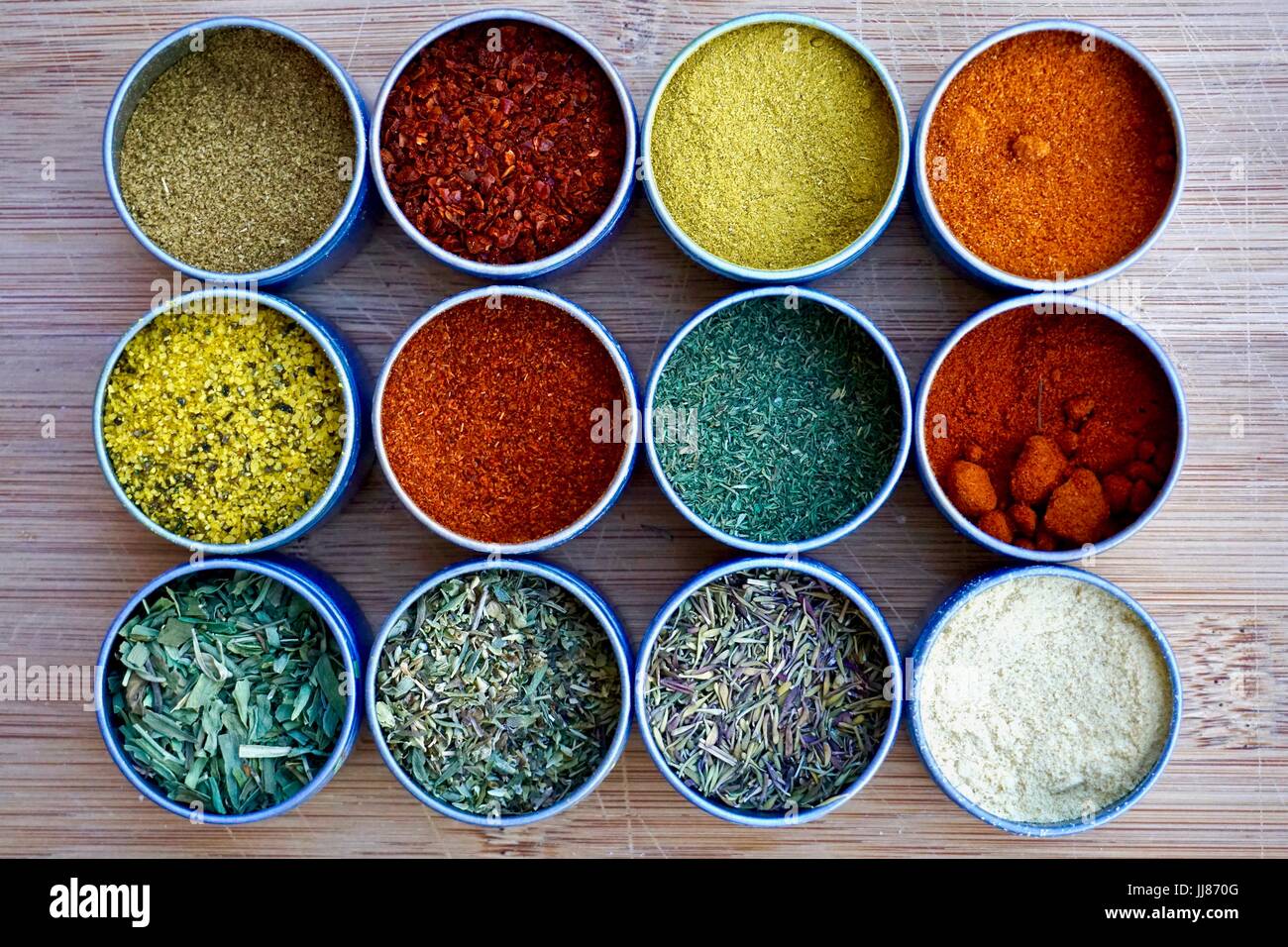 Una dozzina di mini teglie di cottura di erbe e spezie Foto Stock