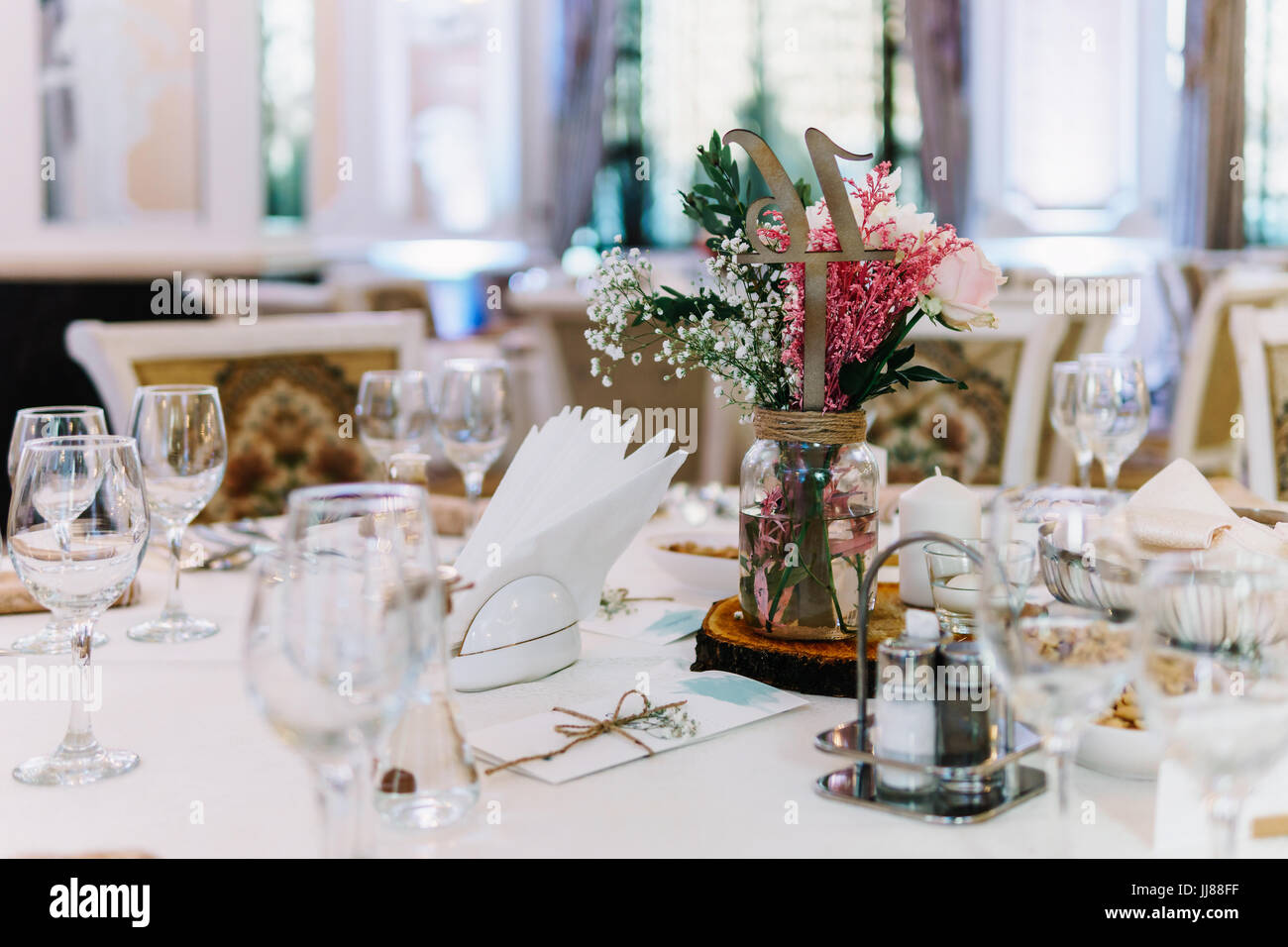 Bella decorato ristorante matrimonio Impostazione tabella Prima della festa Foto Stock