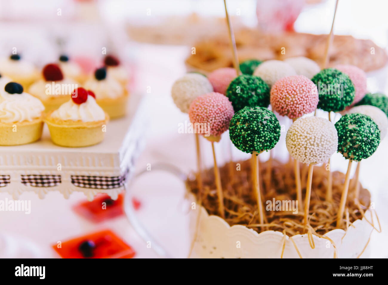 Tortina di frutta biscotti e dolci di lecca-lecca ad un matrimonio Candy Bar Foto Stock