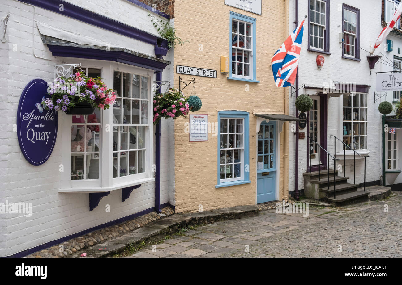 Quay Street, acciottolate con negozi e case antiche, Lymington, Hampshire, Regno Unito Foto Stock