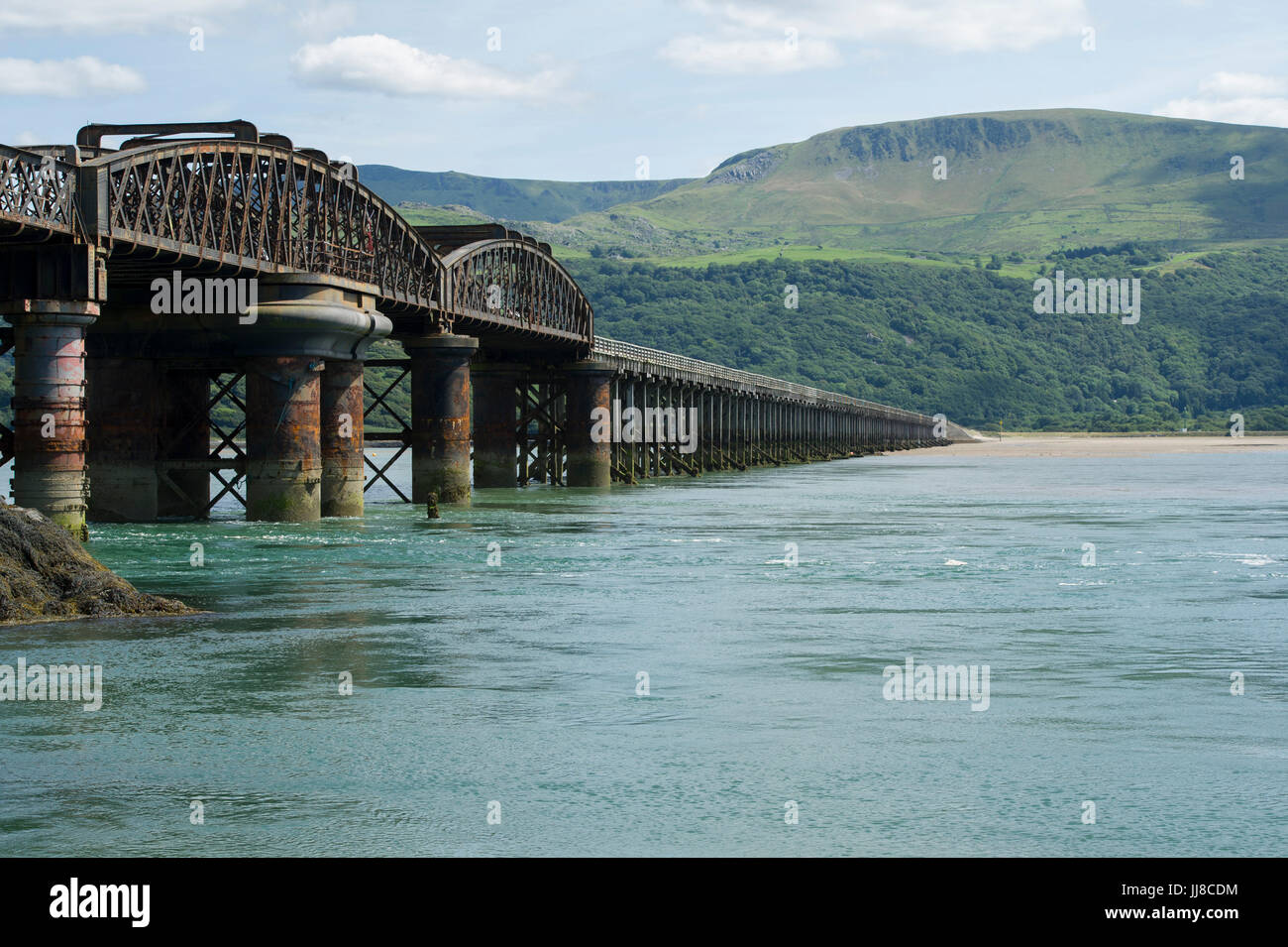 Il famoso ponte della ferrovia che attraversa la foce del Afon Mawddach (Fiume) Mawddach a Blaenau Ffestiniog in Galles Foto Stock
