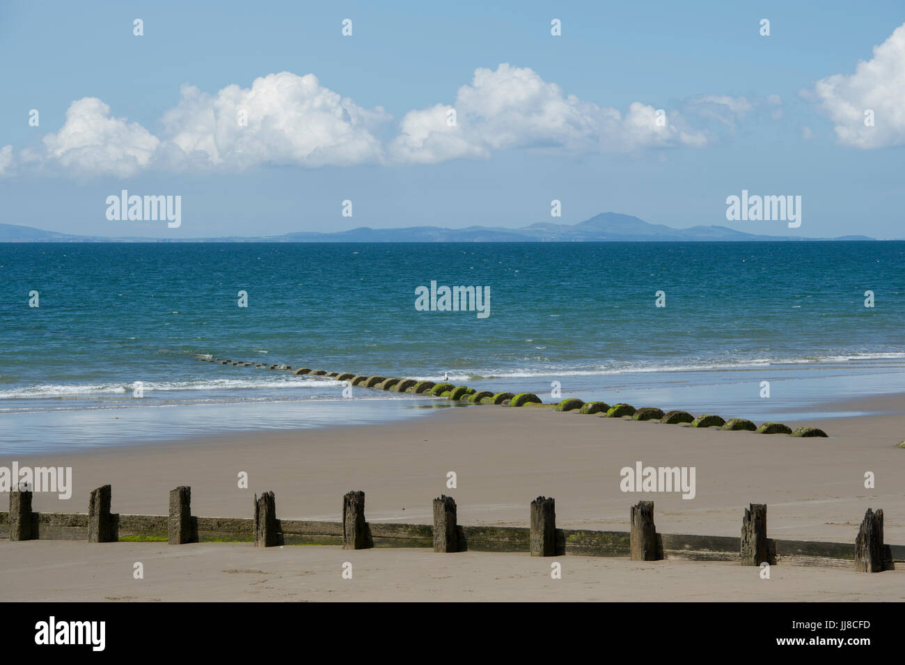 La vista dalla spiaggia a Blaenau Ffestiniog in Galles guardano Cardigan Bay per la penisola di Llŷn (Pen Llŷn) all'orizzonte Foto Stock