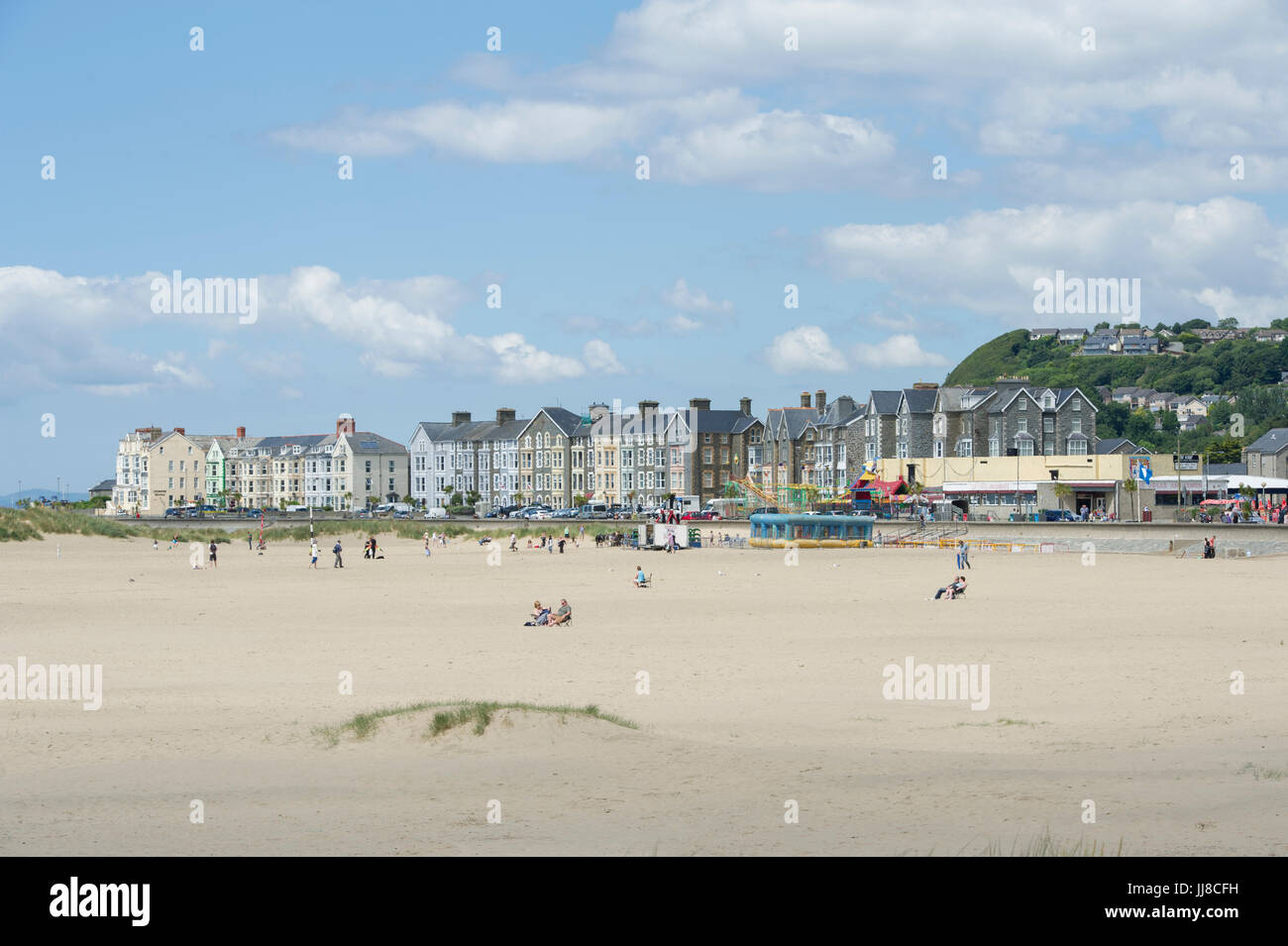 Una vista della città e alla spiaggia di la città balneare di Barmouth in Galles Foto Stock