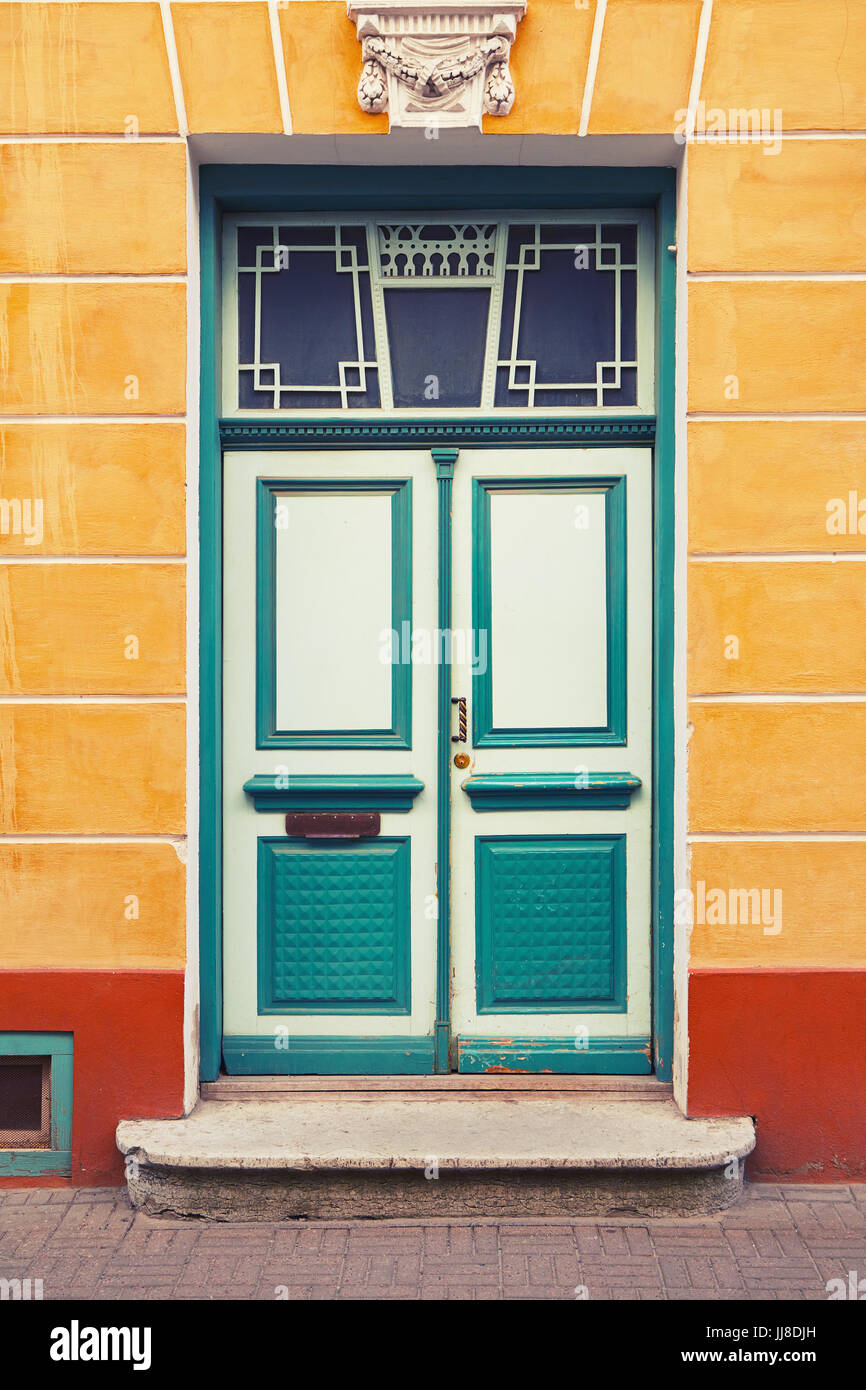 Vecchio bella porta di legno nella città vecchia di Tallinn Foto Stock