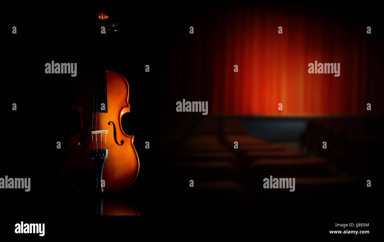 Violino classico in un teatro prima del concerto. Tasto basso dell'immagine. Svuotare lo spazio di copia per l'editor di testo. Foto Stock