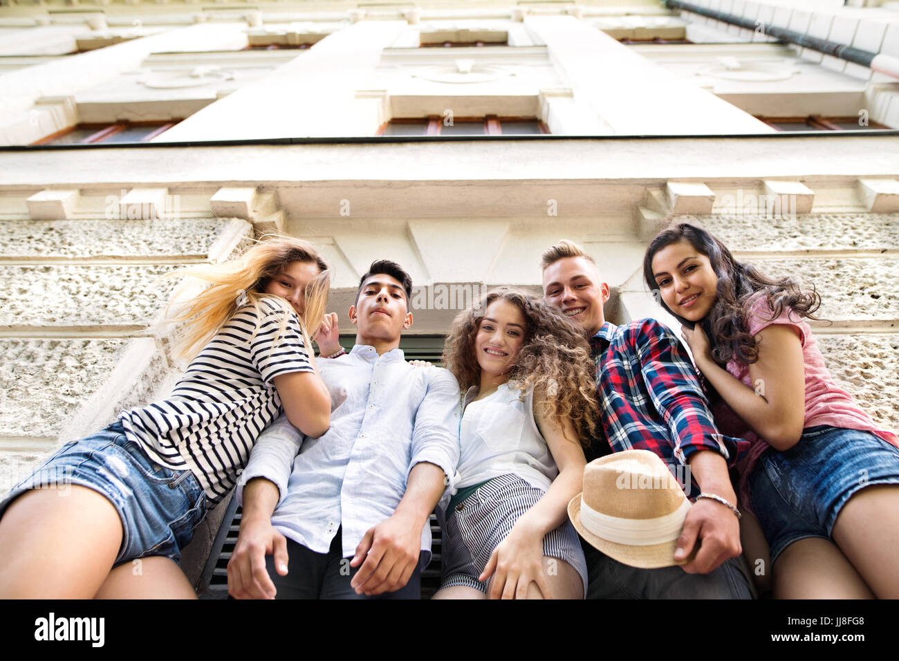 Interessanti gli studenti adolescenti in posa di fronte all università. Foto Stock