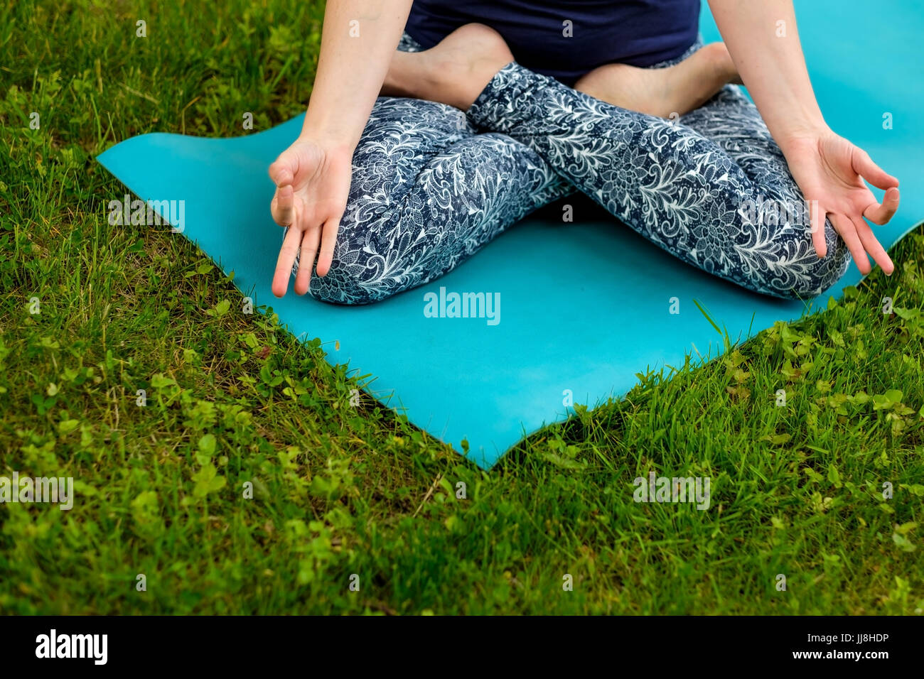 Lo Yoga nel parco. Donna meditando sulla natura. Relax e concentrazione. Foto Stock