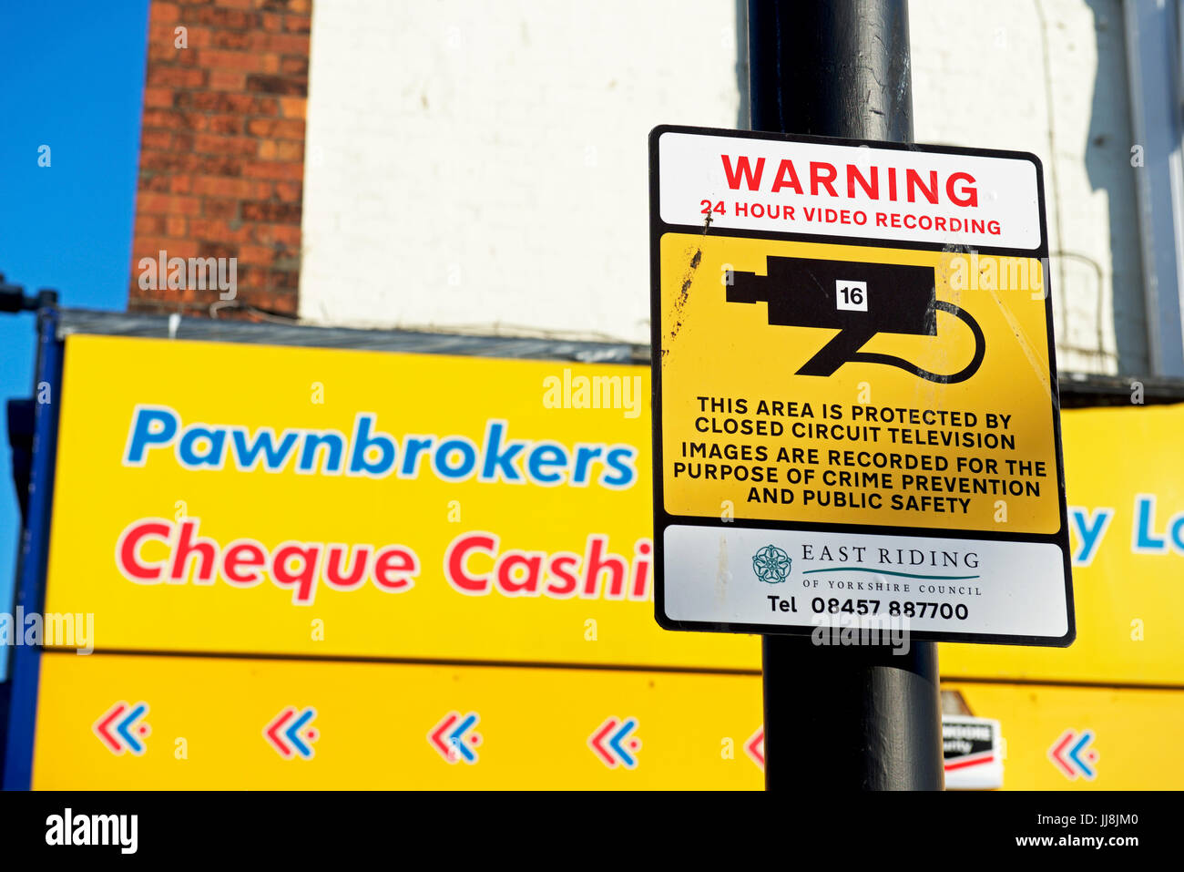 Segno di avvertimento di copertura TVCC e pawnbrokers, England Regno Unito Foto Stock