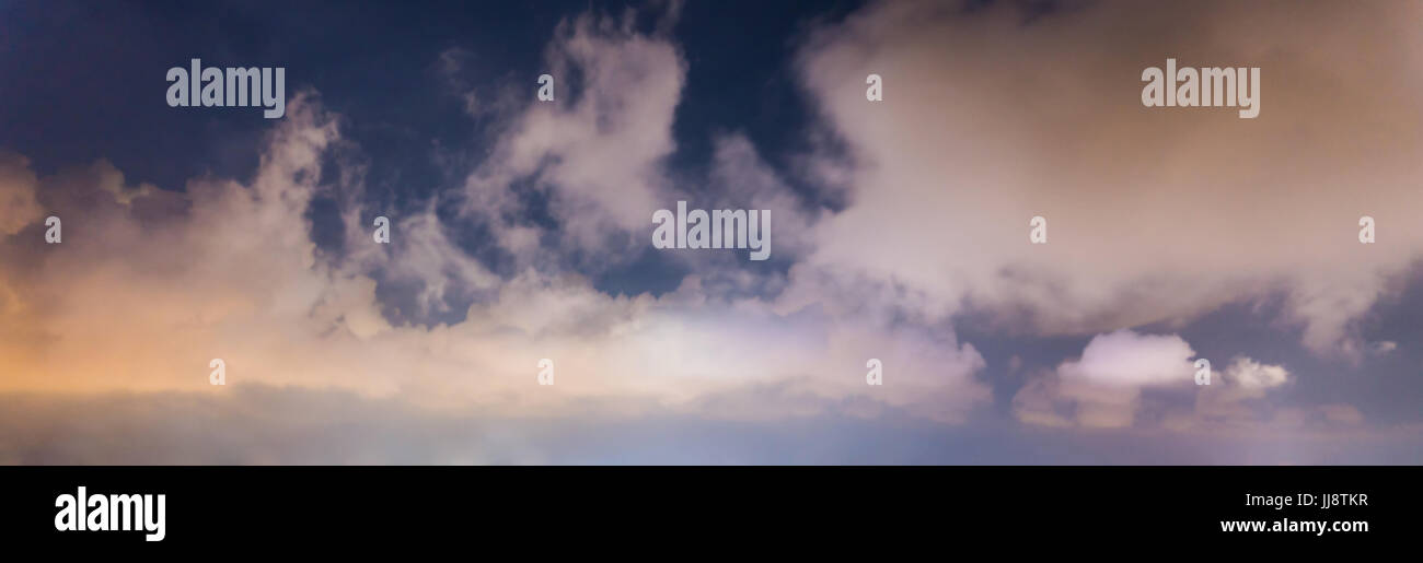 Blur cloud e il blu del cielo di notte Foto Stock