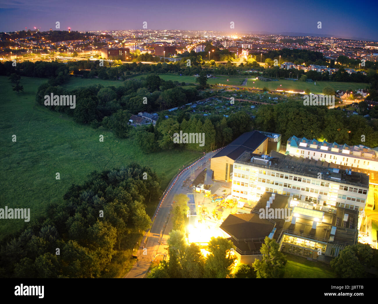 Vista aerea di Uwe Bower Ashton Campus in costruzione, la città di Bristol durante la notte Foto Stock