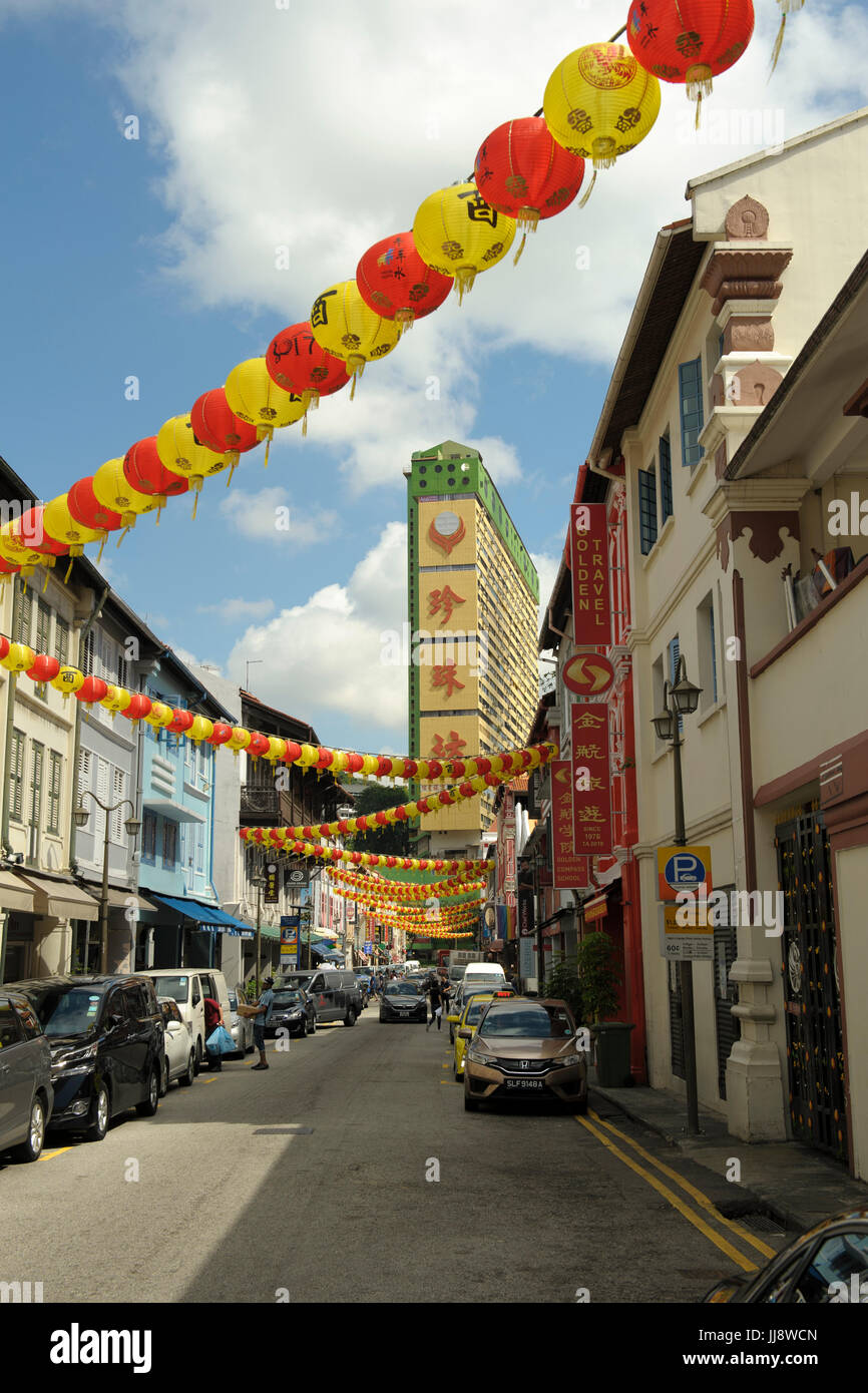 Vista a nord-ovest lungo Temple Street, Chinatown, Singapore, con il Complesso People's Park in lontananza. Foto Stock