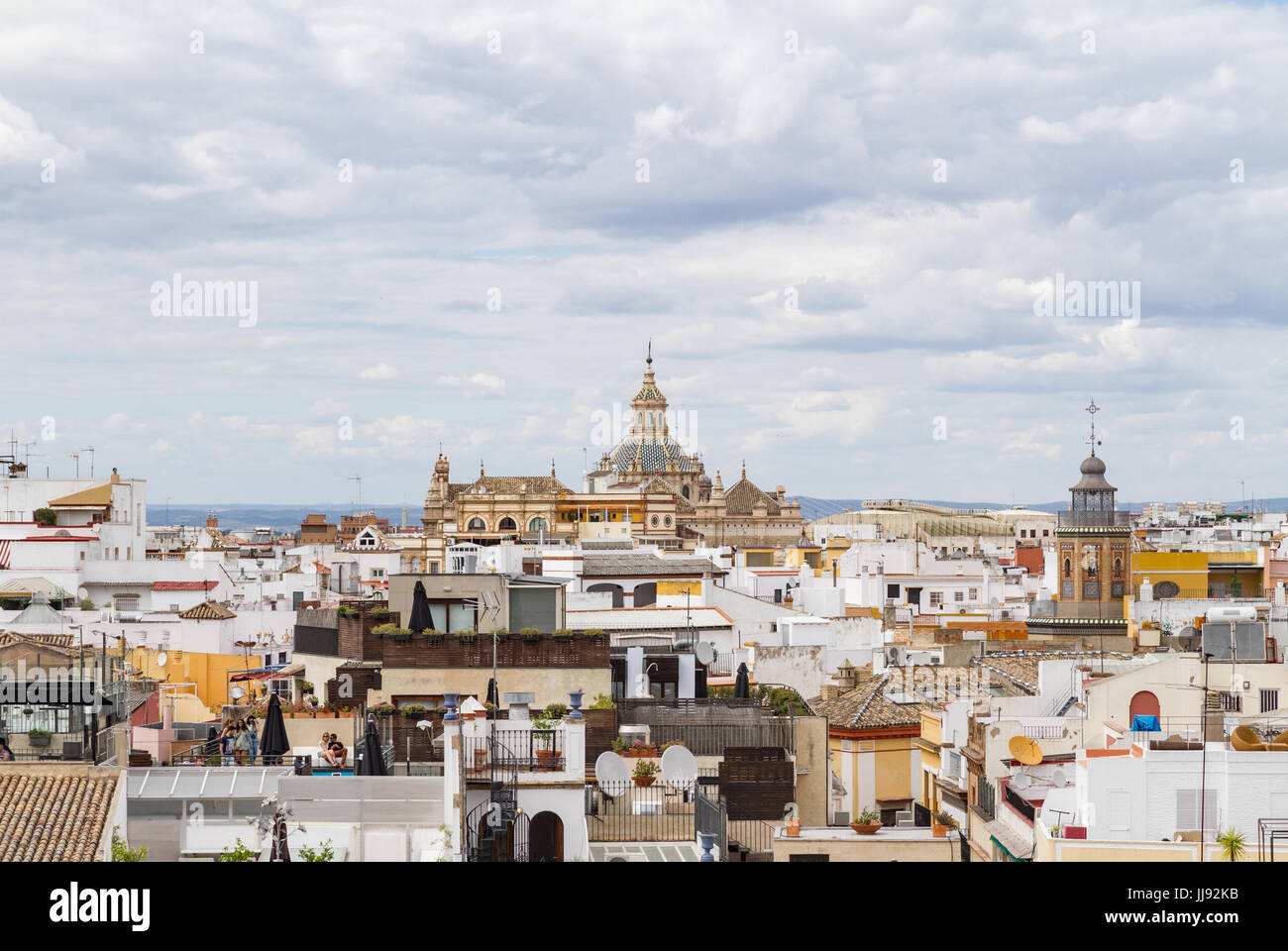 Vista di Siviglia con particolare attenzione alla Chiesa di San Luis de Los Franceses, un esempio di architettura barocca. Foto Stock