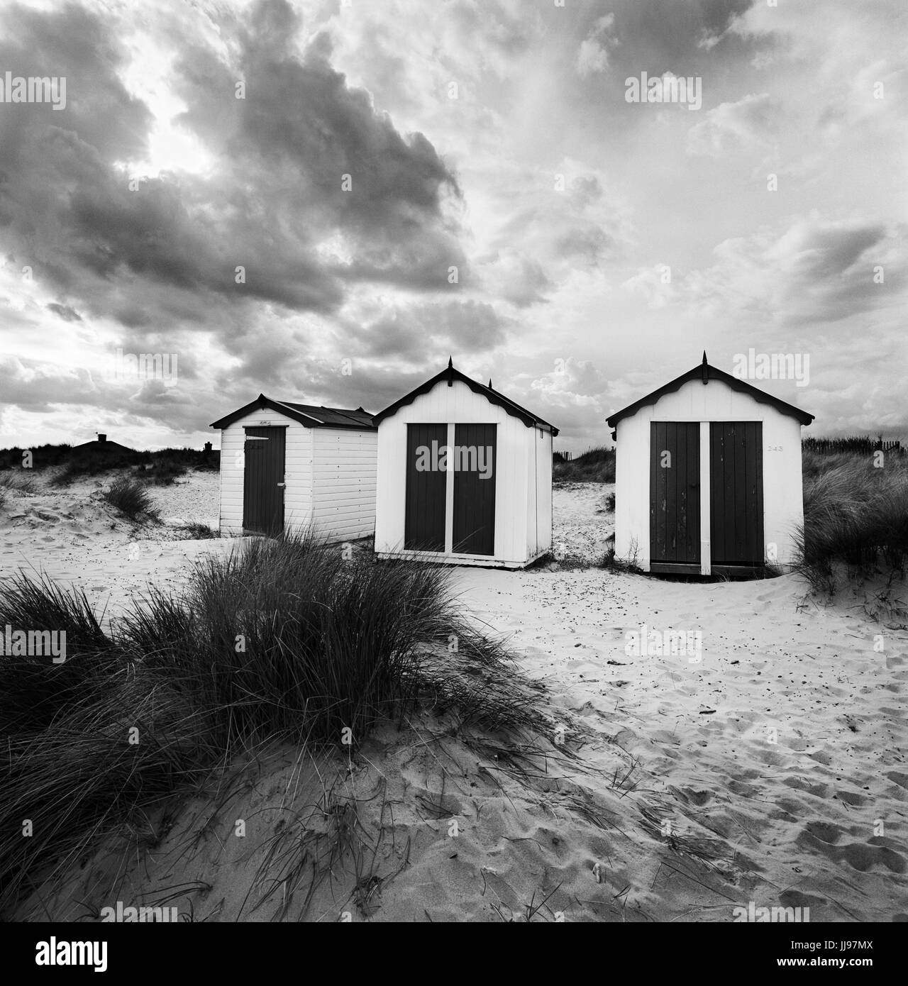 Capanne di spiaggia e dune di sabbia sulla spiaggia di sabbia, Southwold, Suffolk, Inghilterra, Regno Unito, Europa Foto Stock
