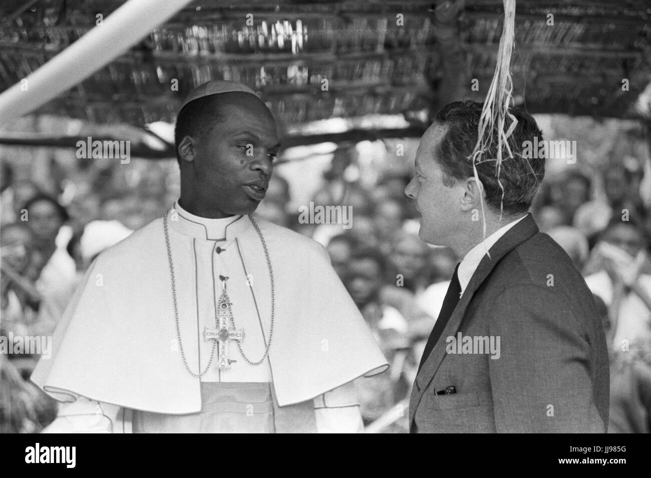 Il Cardinale Laurean Rugambwa, 1960, in Tanganica. Il Cardinale viene intervistato da autore Chandler Brossard. Foto Stock