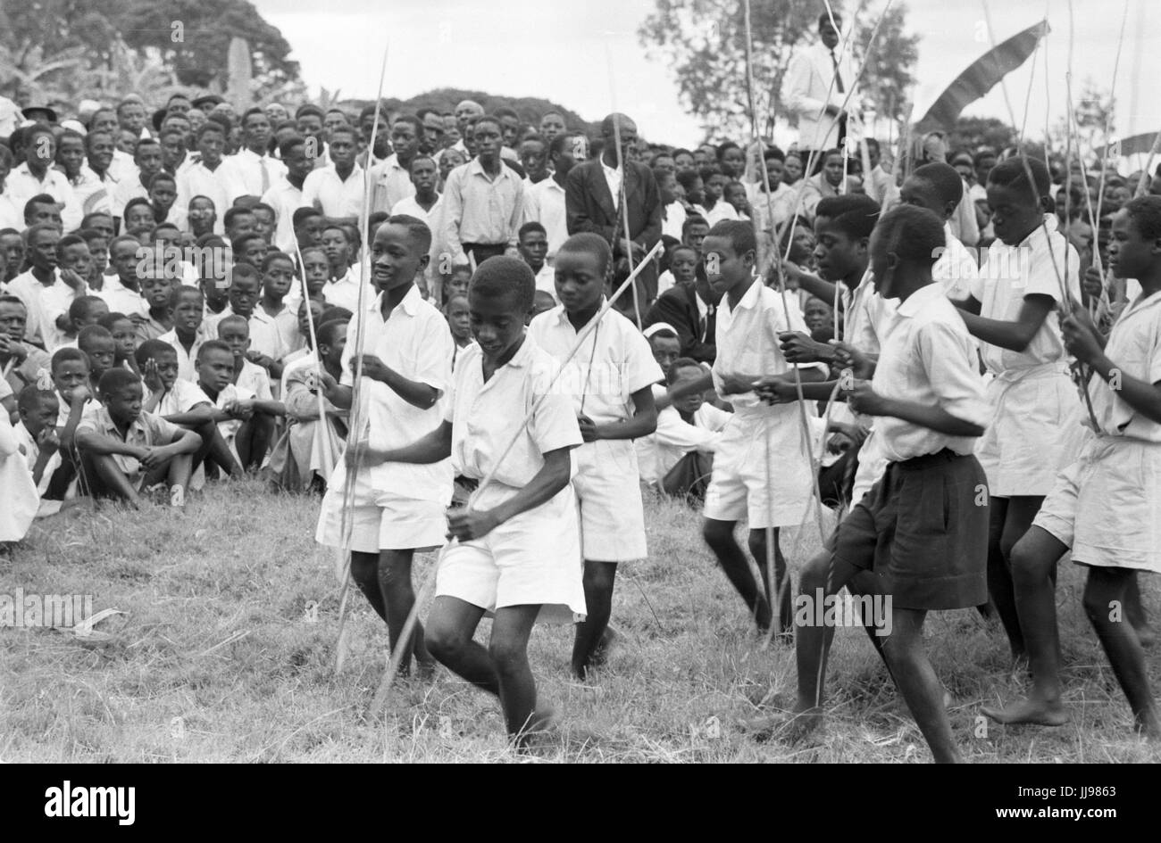I bambini sono qui mostrati eseguendo una tradizionale danza africana in onore del Cardinale Laurean Rugambwa. La posizione è Tanganika (Tanzania), 1960. Foto Stock