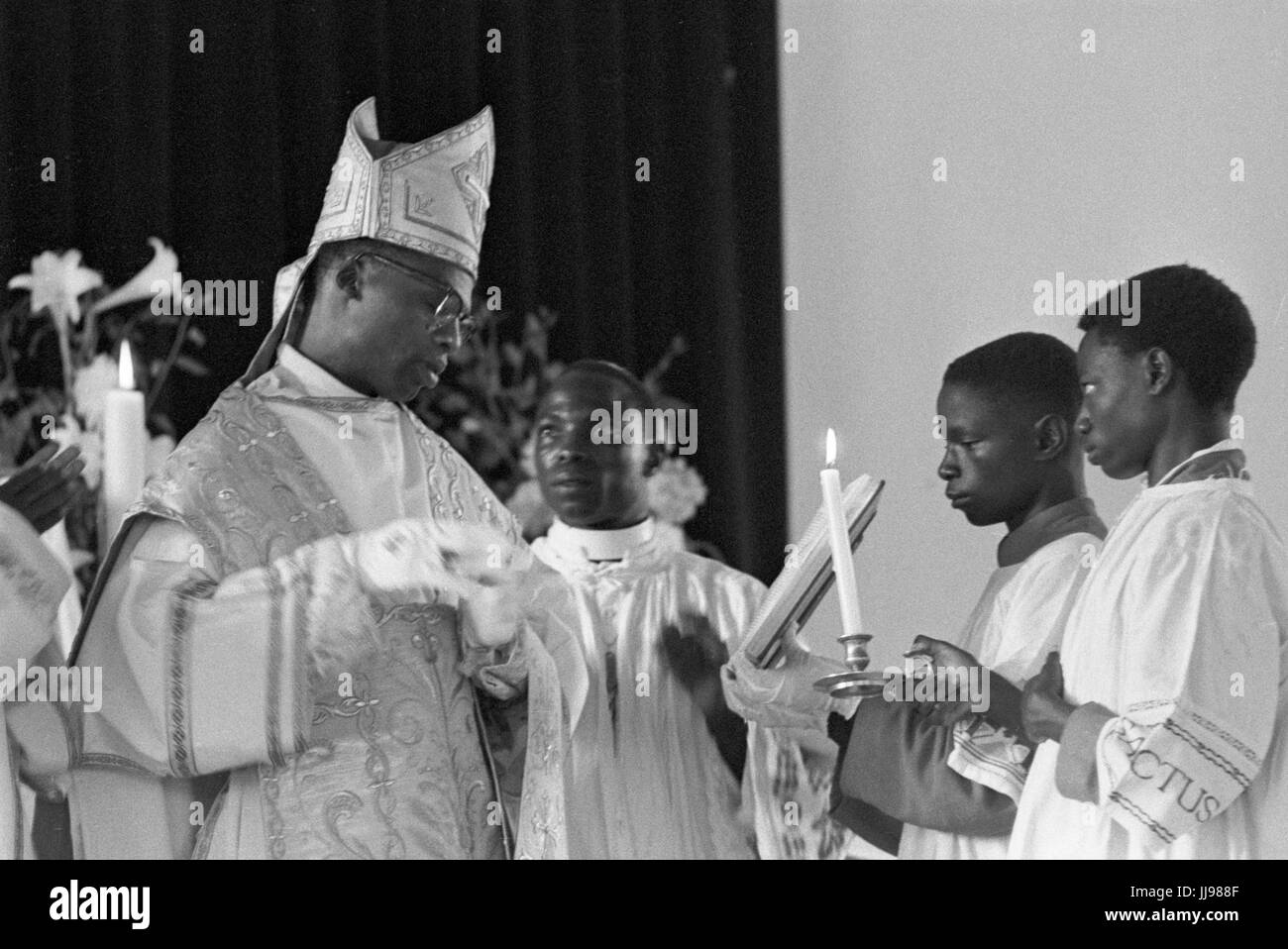 Il Cardinale Laurean Rugambwa conducendo la Messa. La posizione è Tanganika (Tanzania), 1960. Foto Stock