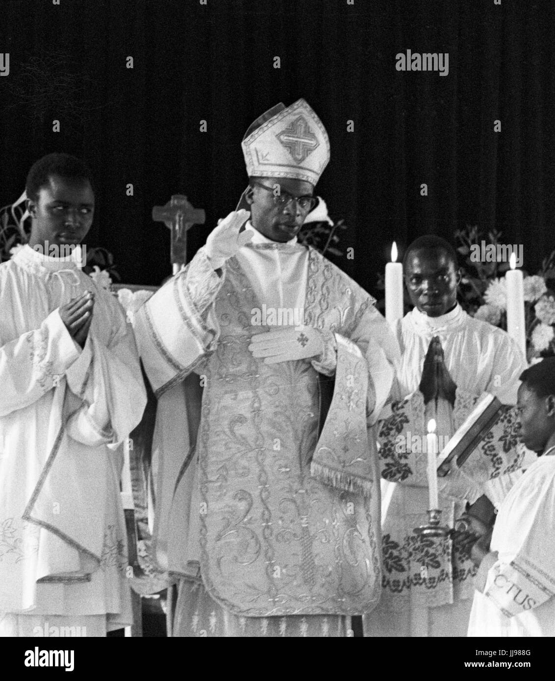 Il Cardinale Laurean Rugambwa conducendo la Messa. La posizione è Tanganika (Tanzania), 1960. Foto Stock