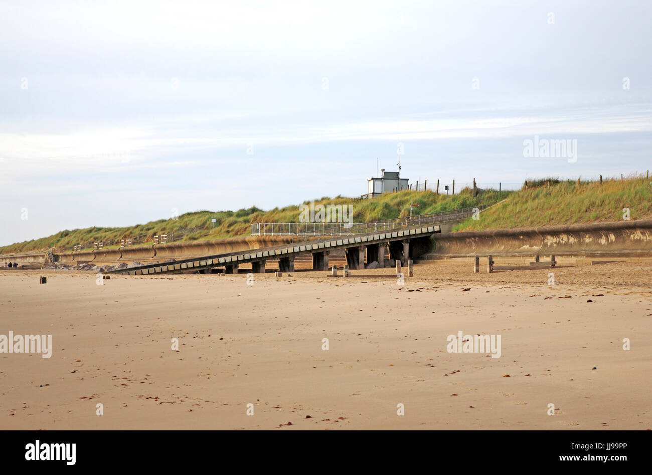 Una vista della spiaggia di accesso per i visitatori e un accesso di emergenza al carrello gap, vicino happisburgh, Norfolk, Inghilterra, Regno Unito. Foto Stock