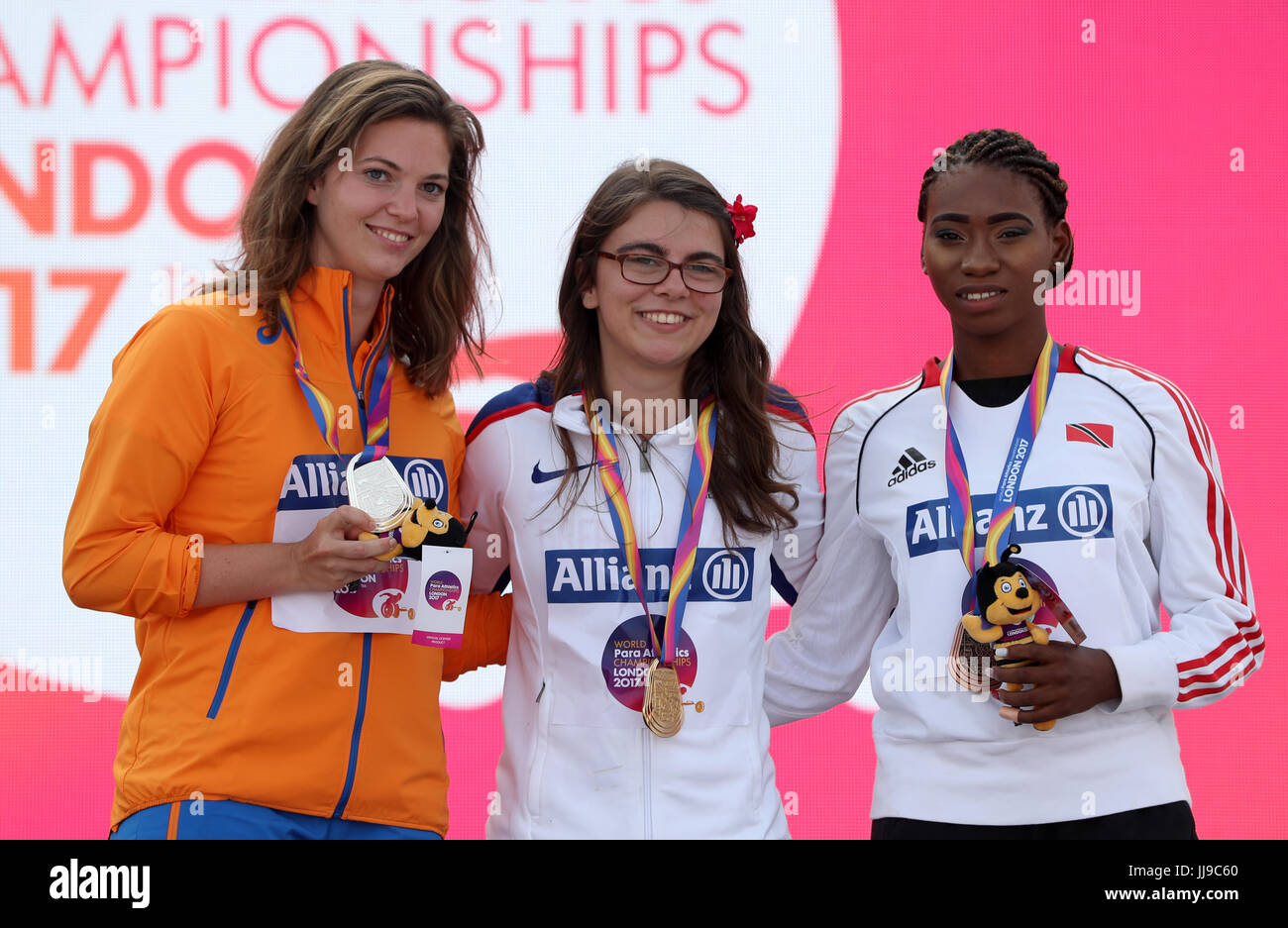 (Sinistra-destra) Netherland's Marlou Van Rhijn, Gran Bretagna Sophie Kamlish e Trinidad e Tobago's Nyoshia Kain dopo le Donne 100m T44 durante il giorno cinque del 2017 World Para di Atletica a Londra Stadium. Foto Stock