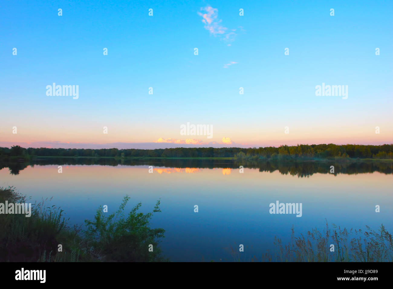 Bellissimo cielo sopra il lago Foto Stock