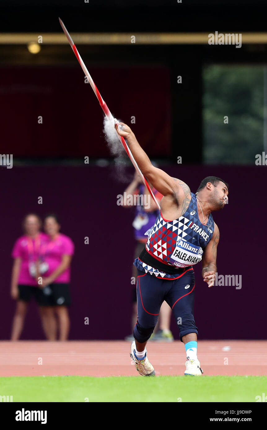 In Francia la Tony Falelavaki negli Uomini Lancio del giavellotto F44 Final durante il giorno cinque del 2017 World Para di Atletica a Londra Stadium. Foto Stock