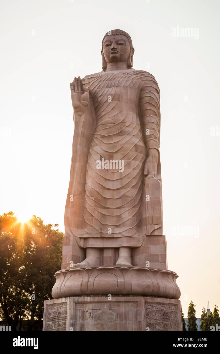Buddha tailandese Vihar, il più alto immagine del Buddha in India. Sarnath, India. Foto Stock