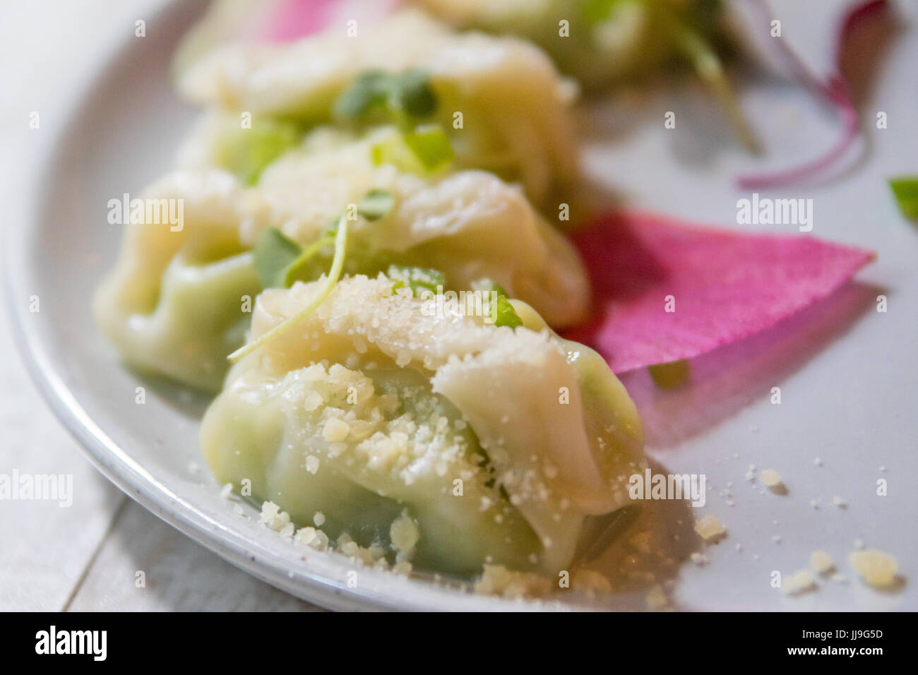 Edamame gnocco, truffel agrumi olio, pepe verde, parmigiano a giovedì cucina, East Village di New York City Foto Stock