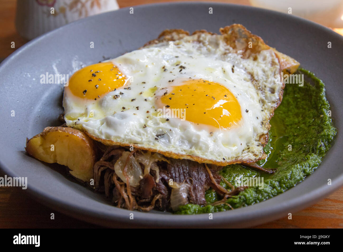Erba alimentato beef hash al focolare ristorante, East Village, New York Foto Stock
