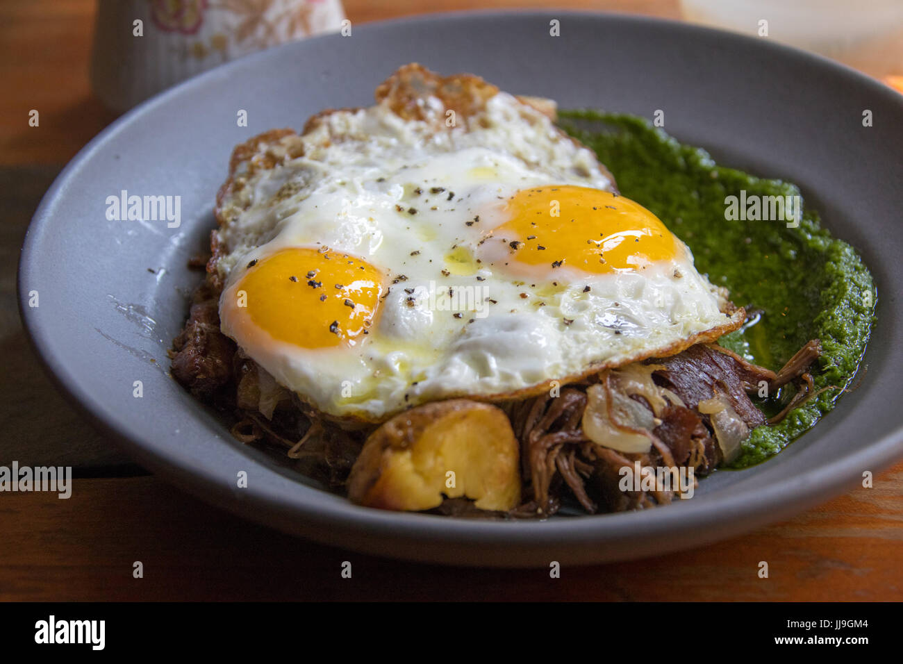 Erba alimentato beef hash al focolare ristorante, East Village, New York Foto Stock