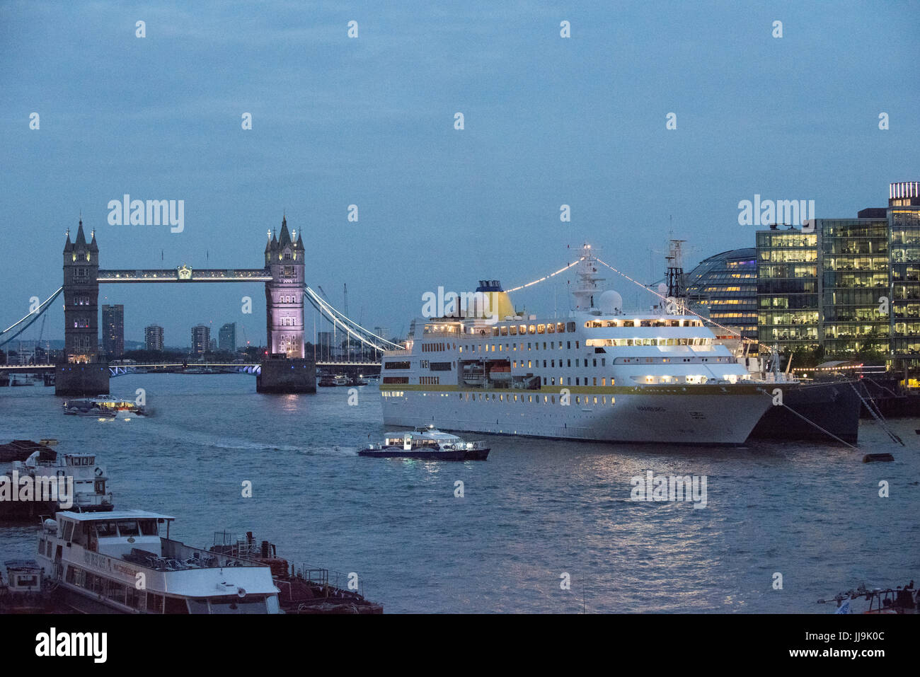 Londra, UK, la MS Amburgo in porto Foto Stock