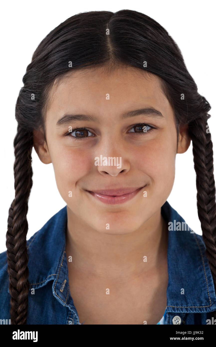 Ritratto di sorridente ragazza carina in piedi contro uno sfondo bianco Foto Stock