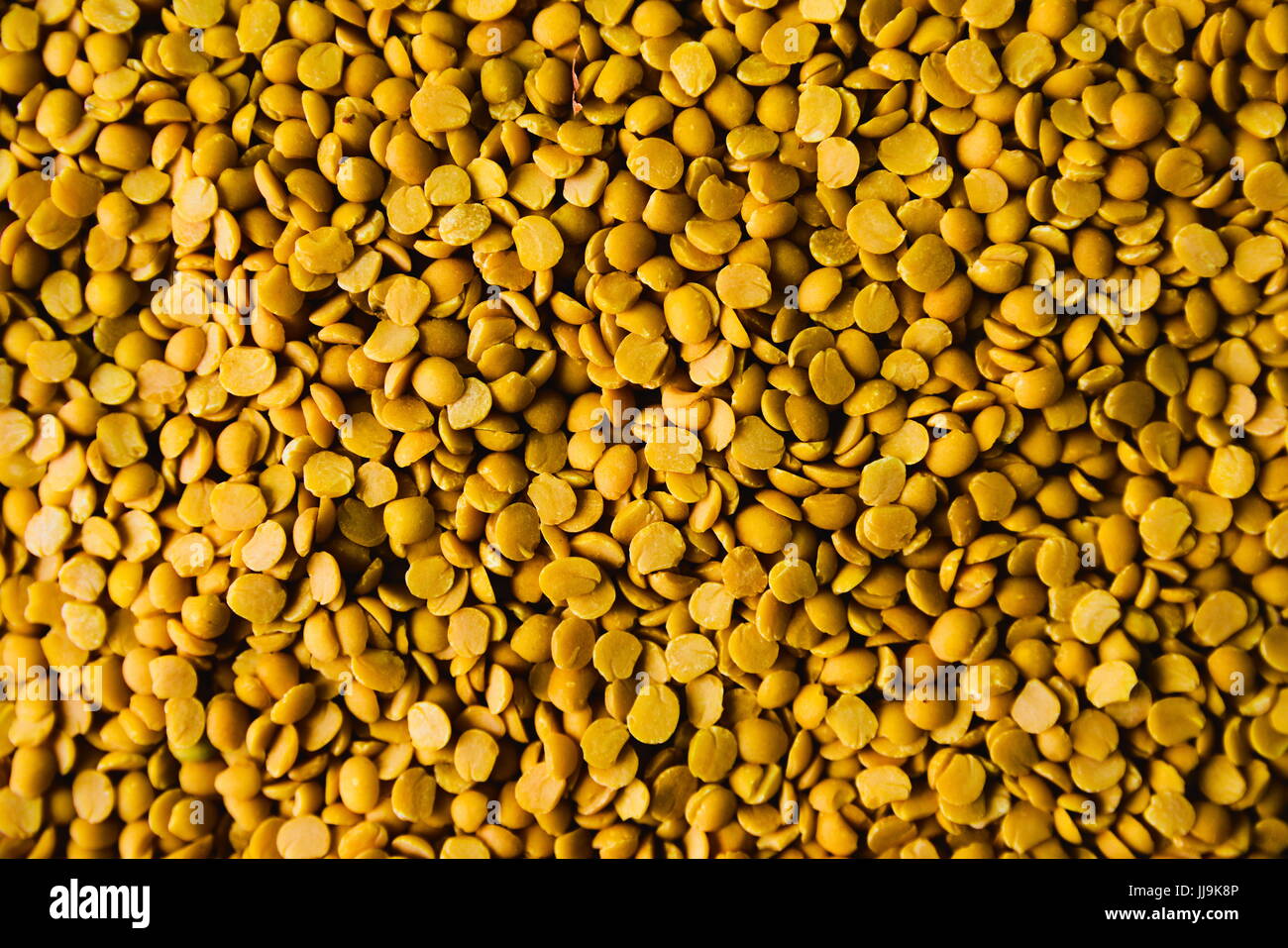 Lenticchie di fresco sul display presso il vicino mercato agricolo. Materie tradizionali Vegan fonte di proteine! Foto Stock
