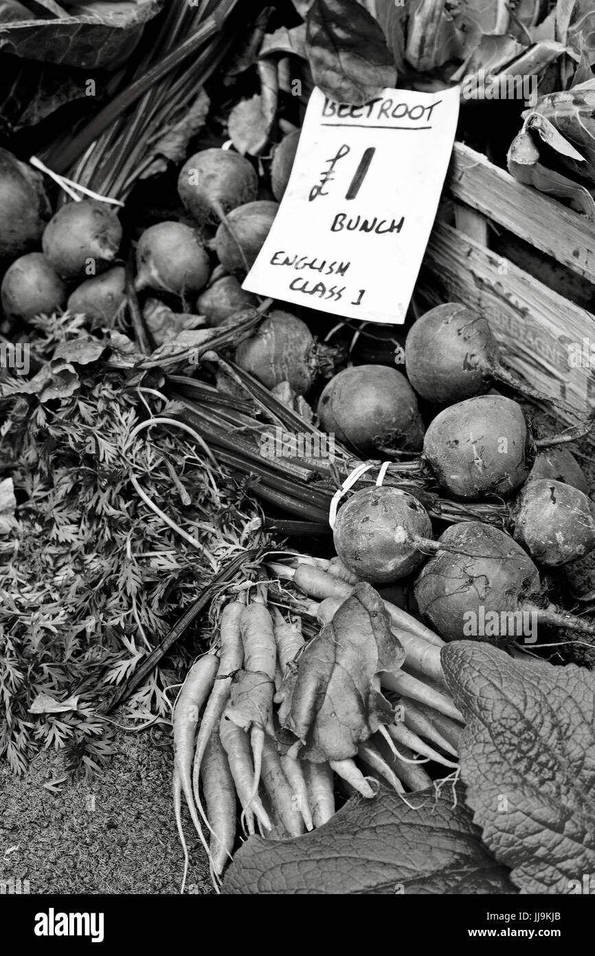 Fotografia in bianco e nero di barbabietole in vendita nel mercato di una libbra per grappolo Foto Stock