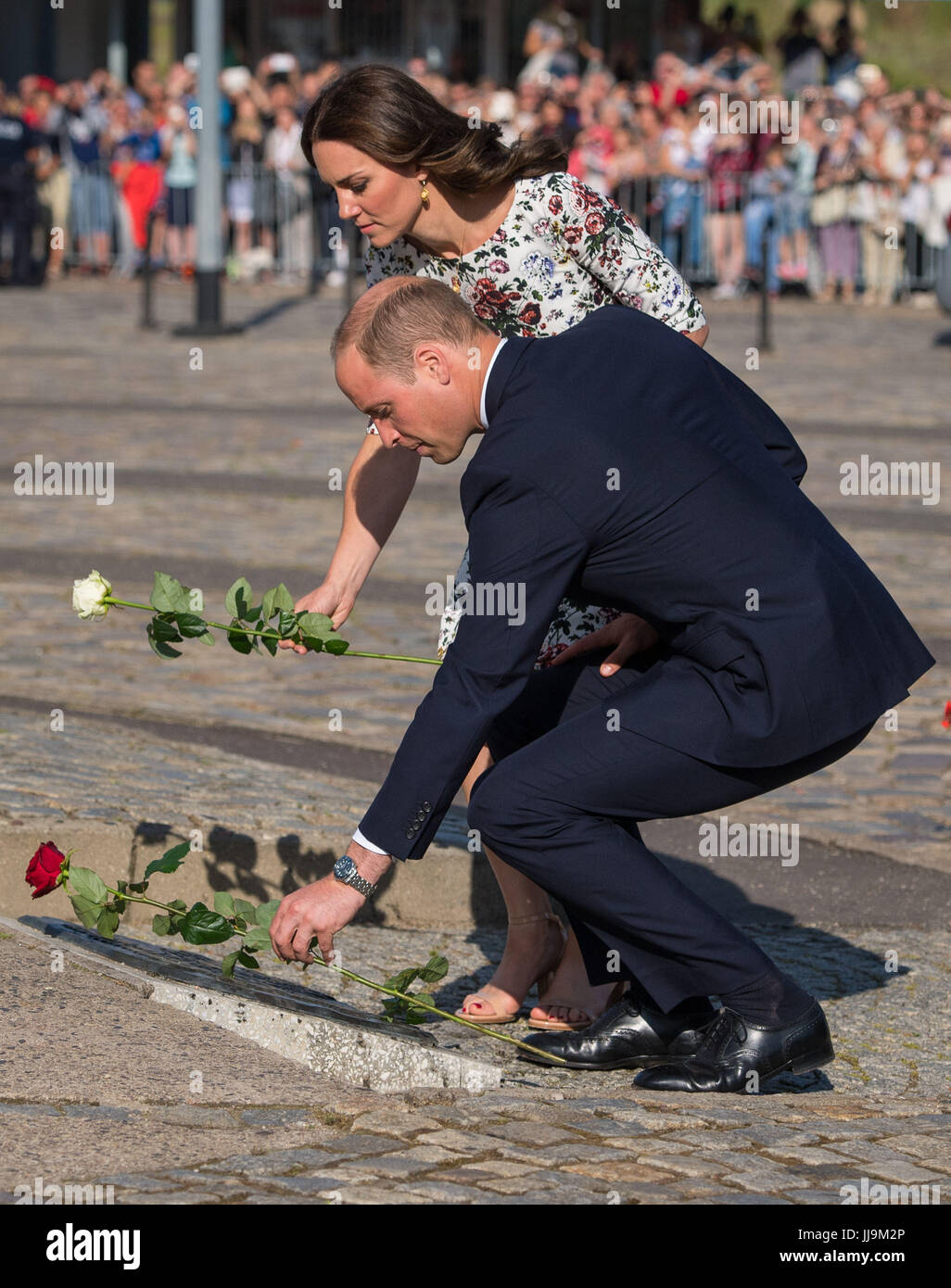 Il Duca e la Duchessa di Cambridge rose laici presso il monumento ai caduti i lavoratori del cantiere del 1970 durante una visita alla solidarietà europea centro di Danzica il secondo giorno della loro tre giorni di tour della Polonia. Foto Stock