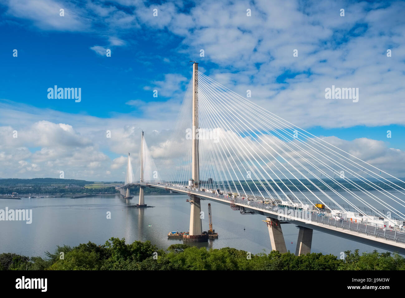 Vista del nuovo Queensferry attraversando ponte che attraversa il fiume Forth in Scozia, Regno Unito Foto Stock