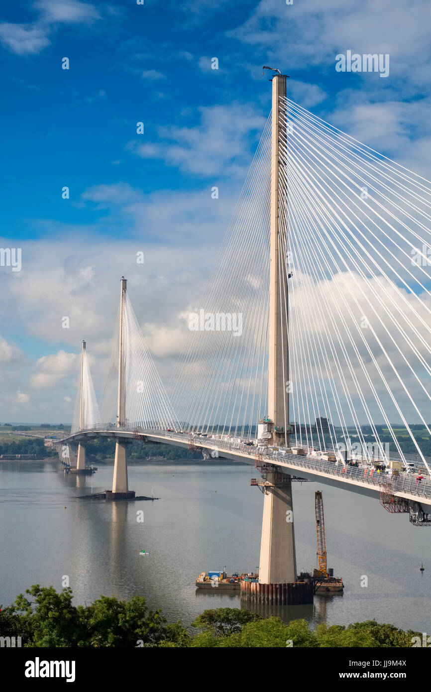 Vista del nuovo Queensferry attraversando ponte che attraversa il fiume Forth in Scozia, Regno Unito Foto Stock