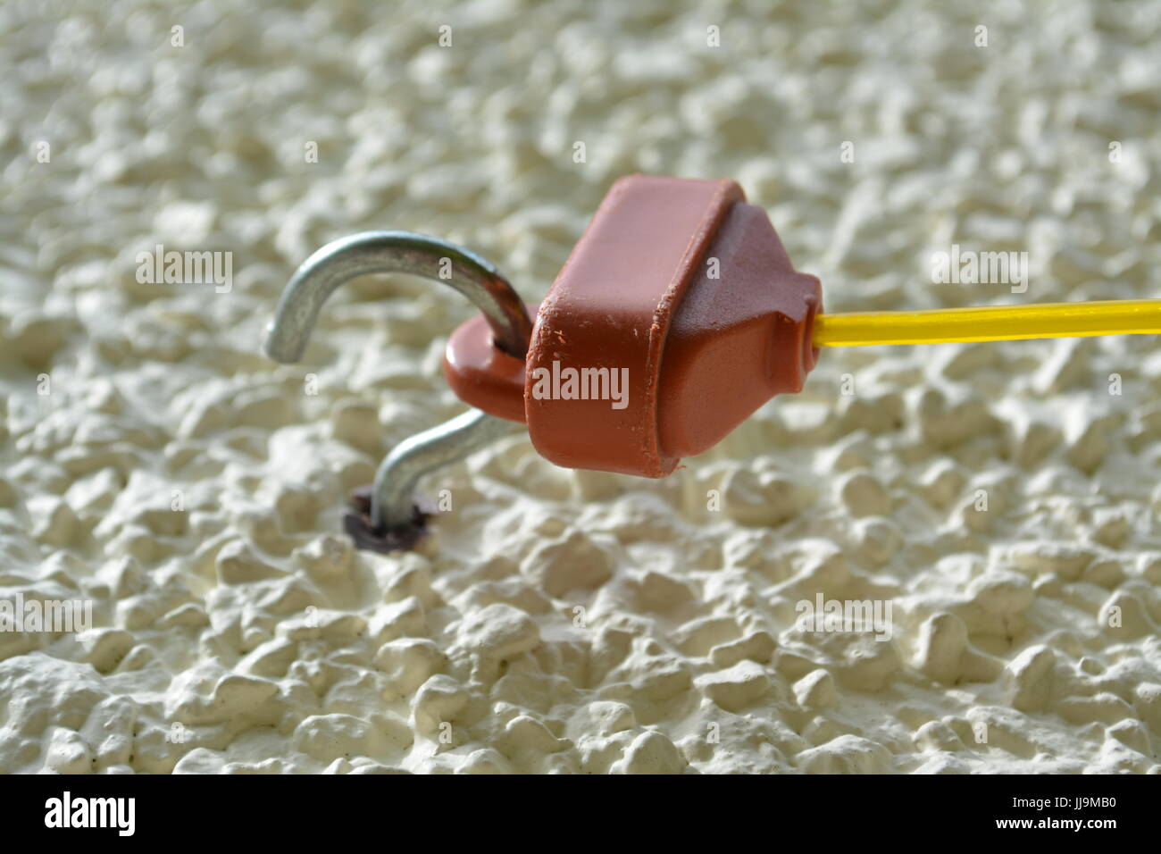 Terminale di fissaggio a scomparsa per il lavaggio della biancheria la linea ri Gancio fissaggio sicuro attaccata al pebble-tratteggiato dipinto di parete esterna Foto Stock