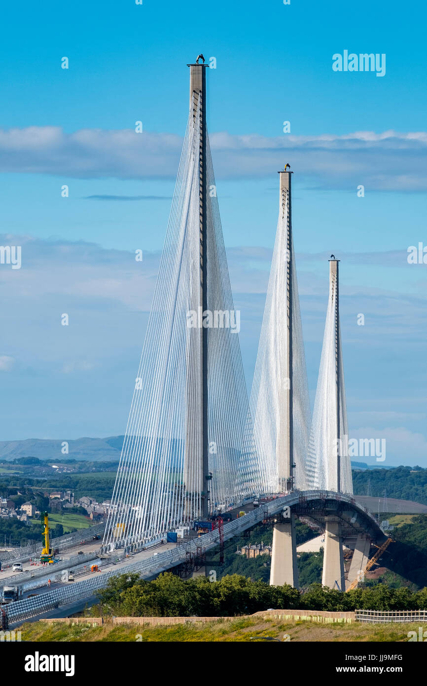 Vista del nuovo Queensferry attraversando ponte che attraversa il fiume Forth in Scozia, Regno Unito Foto Stock