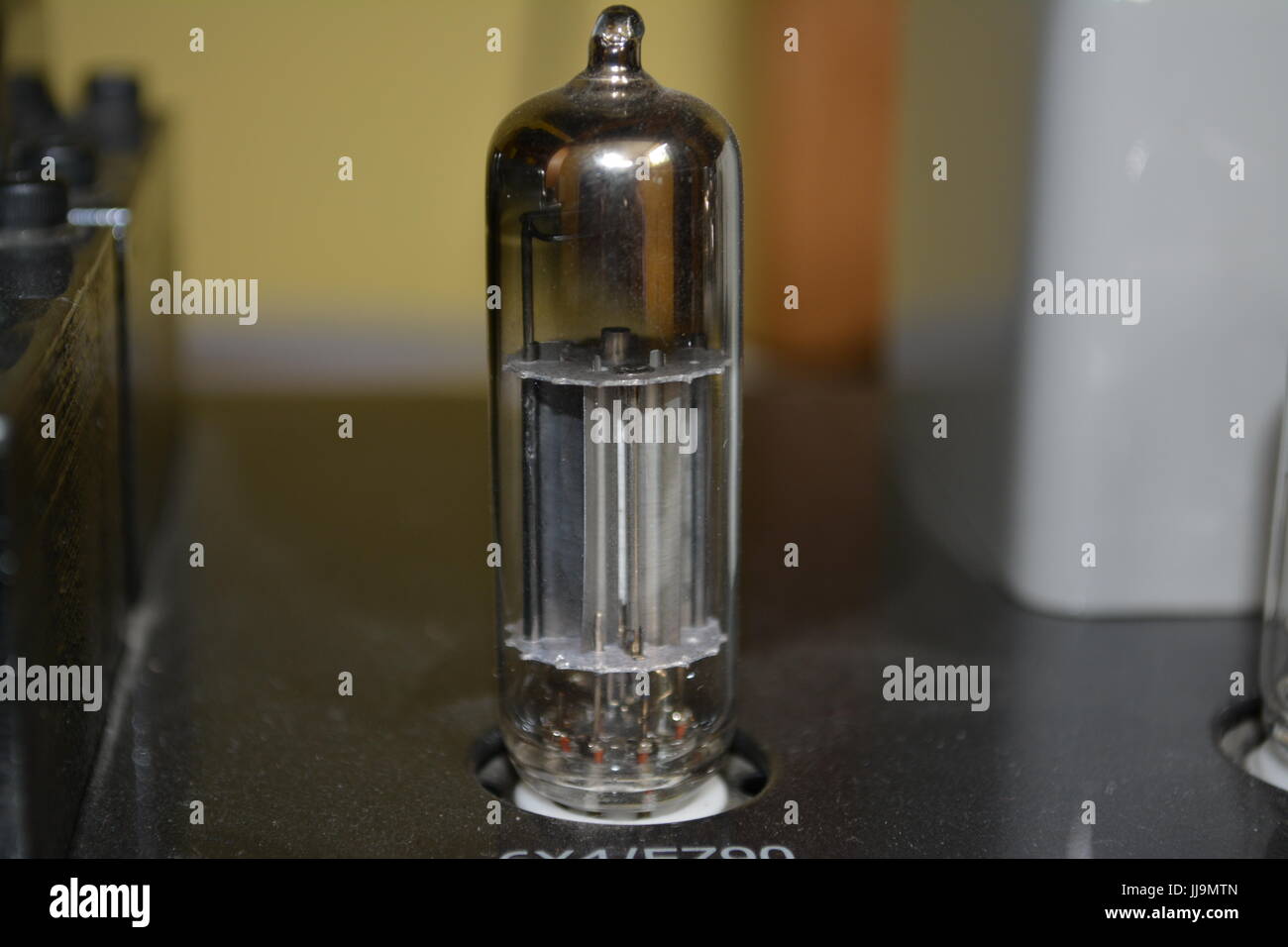 Close up della singola annata radio tubo a vuoto sulla valvola hifi stereo phono amplificatore amp electronics ri riproduzione del suono retrò di vecchio stile Foto Stock