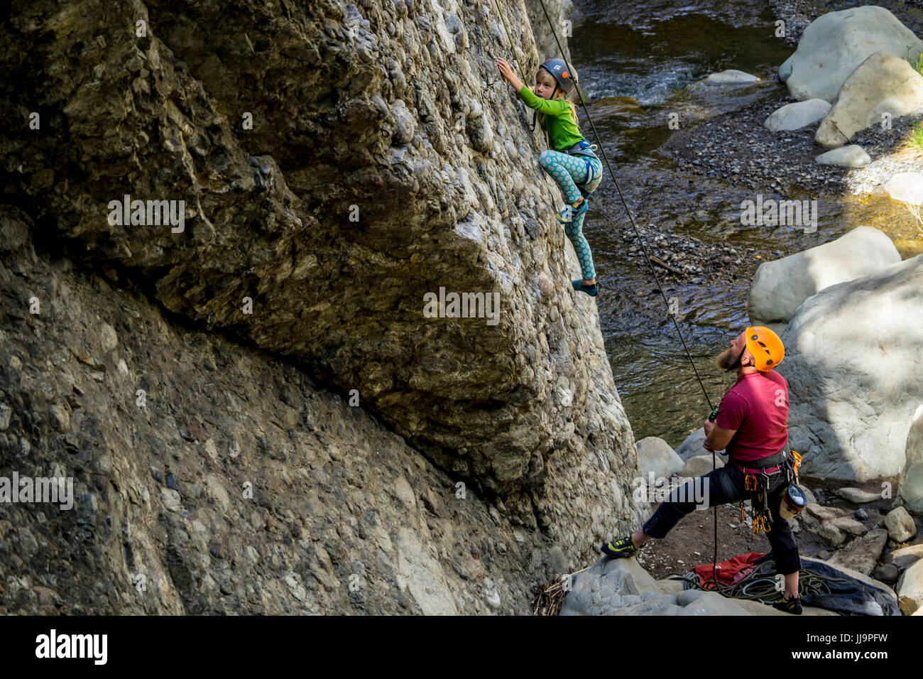 Un padre e sua figlia di 9 anni arrampicata su roccia a Wheeler Gorge, Ojai California. Foto Stock